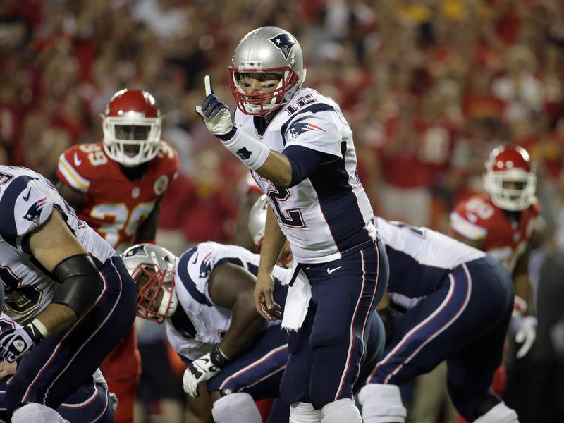 Youkilis watches Brady win Super Bowl MVP alongside family in Tampa